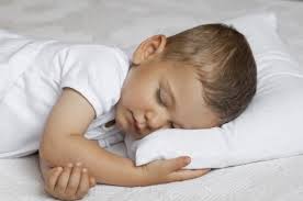 چه سنی برای تنها خوابیدن کودک مناسب است؟