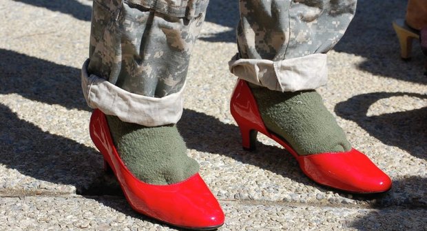 رژه سربازان آمریکایی با کفش‌های پاشنه‌دار
