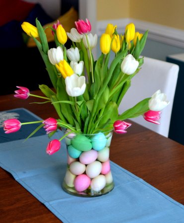 تخم مرغ های رنگی متفاوت ، برای گلدان گل!