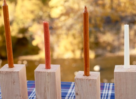 جا شمعی با چوبهای بلا استفاده و شمع هایی با طراحی دلخواه را خودتان بسازید!