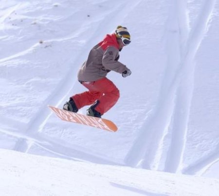 تصاویری از پیست اسکی دیزین با این نوع پوشش زنان که تیتر رویترز شد