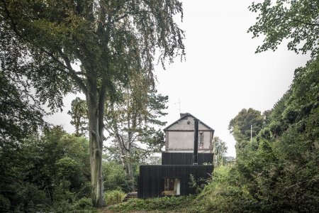 نمای خارجی و داخلی خانه ای با طراحی چوبی در جنگلهای نرماندی