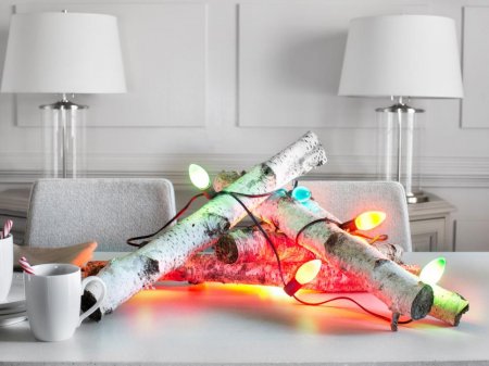 با ریسه های کوچک لامپ لوازم را برای کریسمس تزئین کنید