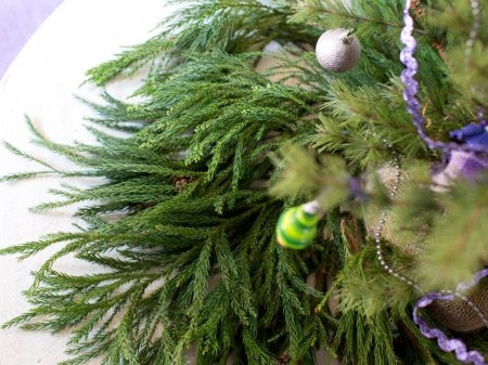 تزئین دکور کریسمس با برگهای درخت کاج