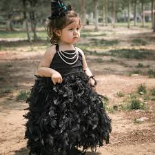تزئین لباس دخترانه با پر شترمرغ